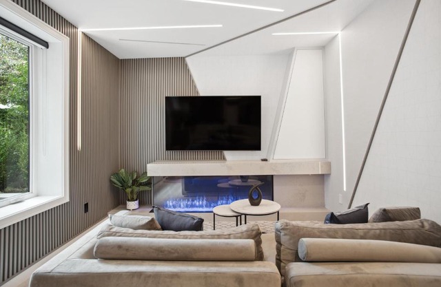 Designer 2BR in Downtown Steps from Sunset Beach