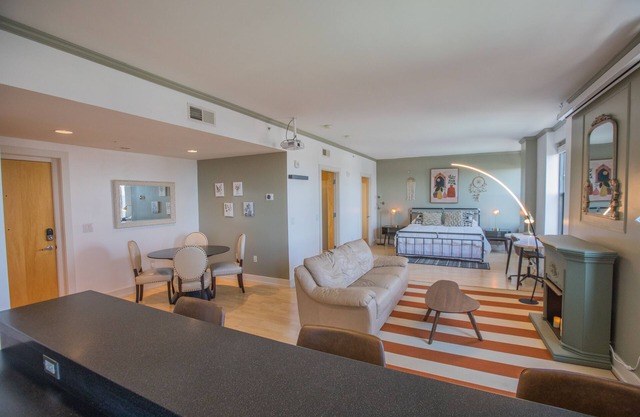 Designer Downtown Condo Suite - Splendid View