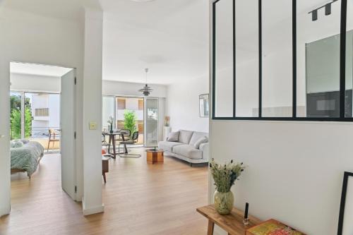 Designer flat, luxurious, close from Palais, terrasse, private garage, Air Conditoning