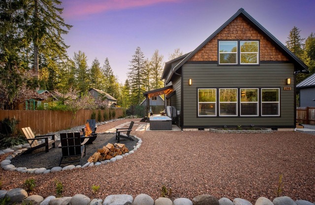 Designer Mt Rainier Stay Hot Tub Fire Pit