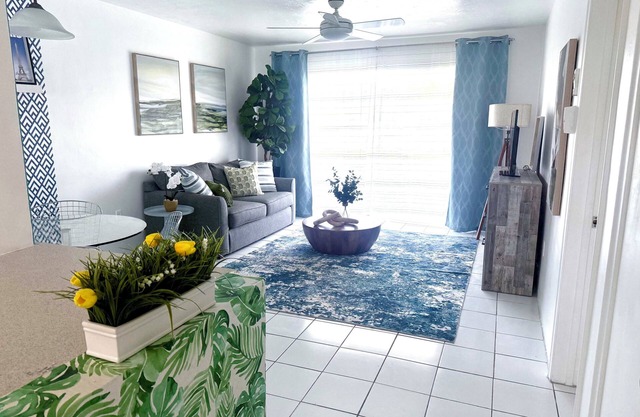 Designer’s 1-Bedrm condo 1-Block to Aventura Mall! Parking