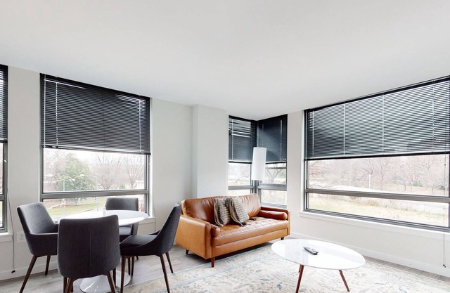 Desirable 2 BR Near Georgetown w/ Concierge + Gym