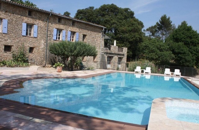 Detached 2-bedroom apartment in charming building, swimming pool and terrace