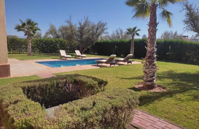 Detached 4-front villa with swimming pool