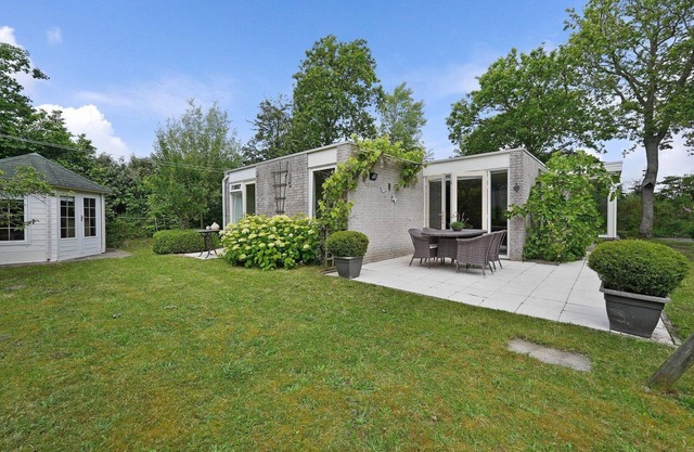 Detached and completely single-floor holiday bungalow on the award-winning holiday park Klepperstee near the beach and the North Sea.