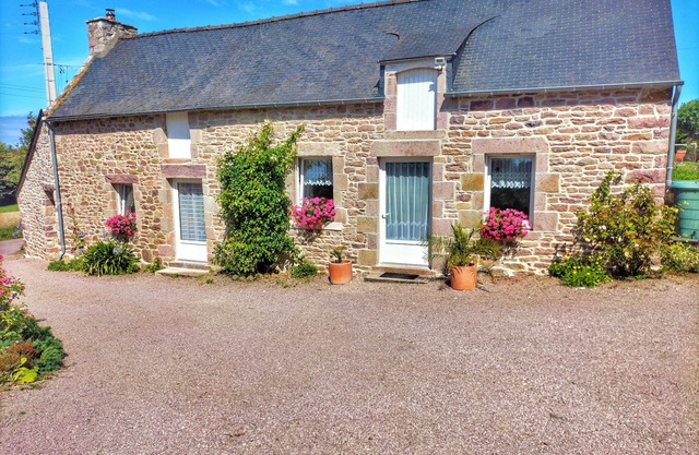 Detached character house, courtyard and garden located 600 m from shops.