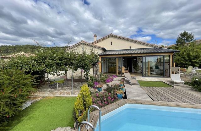 Detached house with 1200m² walled garden