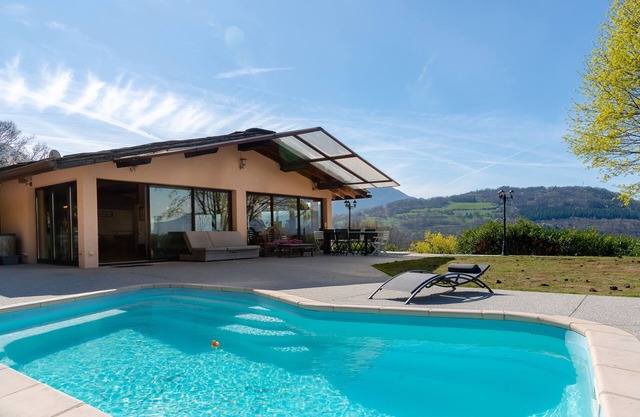 "Detached House with swimming pool and spa" with Private Pool, Whirlpool & Wi-Fi