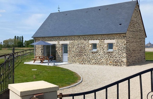 Detached house with private garden and parking near Mont St-Michel