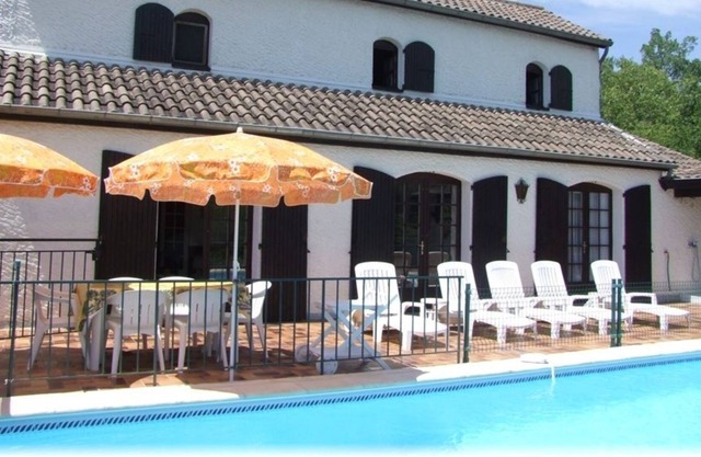 Detached house with pool and Bowling for 12 people