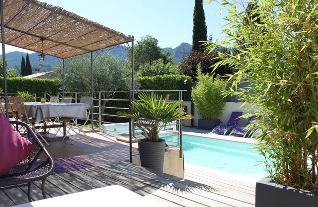 Detached house with swimming pool in Nyons in drôme provençale from 1150 to 1450 € All tax included