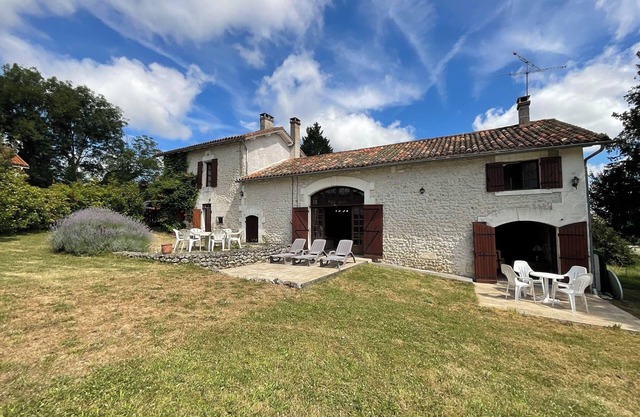 Detached stone Farmhouse, 1/3 acre, stunning views, near lake and river beaches