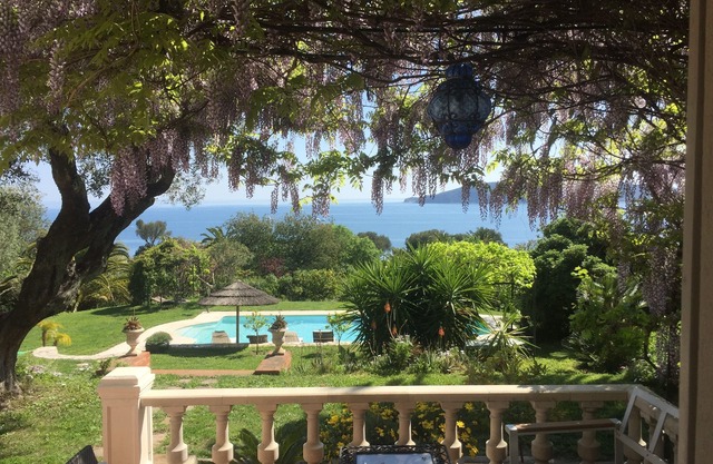 Detached villa in wooded grounds with exceptional sea view
