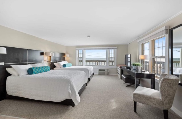 Direct Ocean Views! 2 Double Beds + Kitchenette (108)