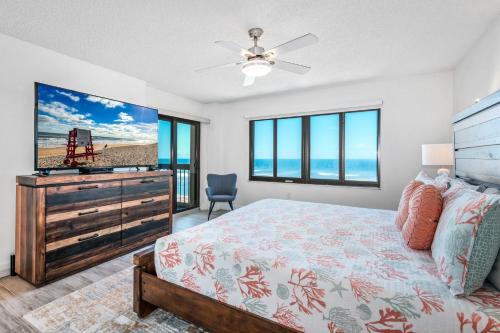 Direct Oceanfront Southeast Corner Condo, Large Balcony, Heated Pool, Garage Parking