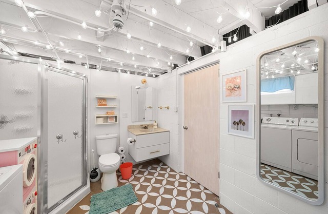 Disco Dreamhouse ✨ Fully Fenced Yard, Pet Friendly, 7 minutes from Downtown