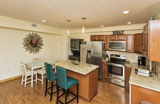 Discounted monthly stays, pet friendly, 5 min to town, deck with marsh view