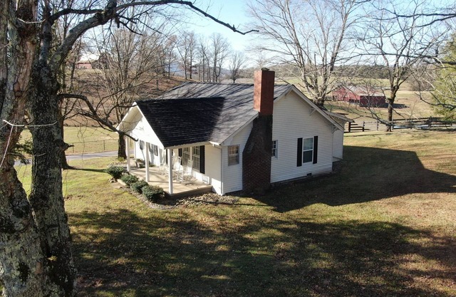 Discover Cherohala Skyway in just 6 mins! Cozy 3-bedroom retreat awaits.