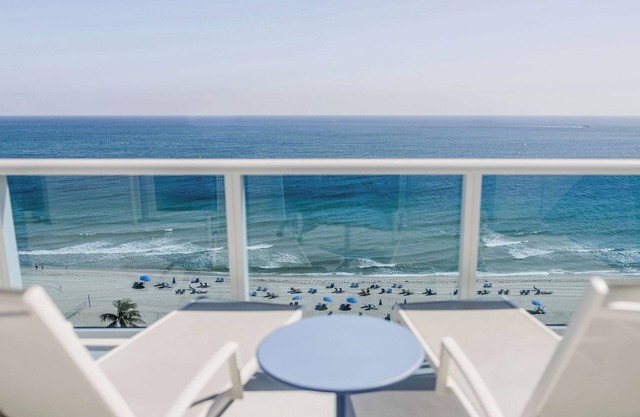 Discover Paradise: Marina View, Pool, Near Vibrant Las Olas & Beachfront