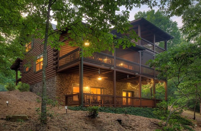 Discover Romantic, Private, Peaceful Log Cabin on Rushing Stream with hot tub
