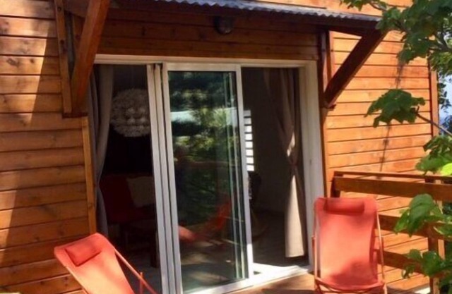 Discover this adorable studio in a charming "ti coin" in the heart of a tropical garden.