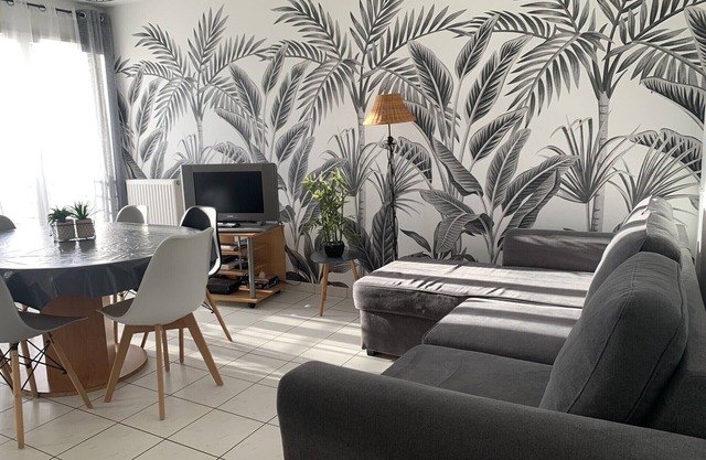 Disneyland Paris 3 minutes away, sleeps 8, 2 bedrooms.