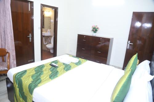 Divine India Service Apartment 3Bhk,B57 Sarita Vihar,Apollo