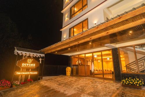 Divine The Celeste, Pelling