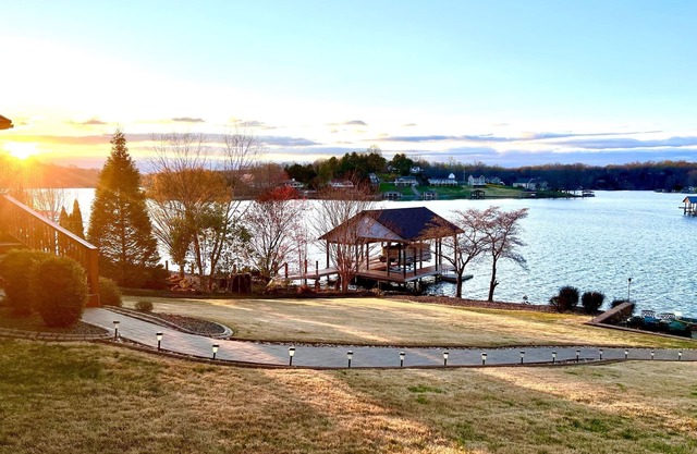 Dockside Daze-Prime Waterfront Loc w/Amazing View, Firepit, Tiki Bar, Lrg Dock