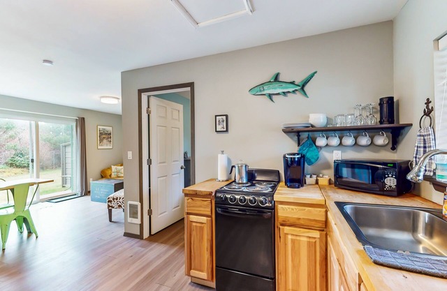 Dog-friendly, 1st-floor condo w/great location & hot tub - stroll to the beach