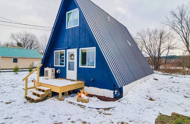 Dog-friendly A-frame with private washer/dryer, firepit, WiFi, & kitchen