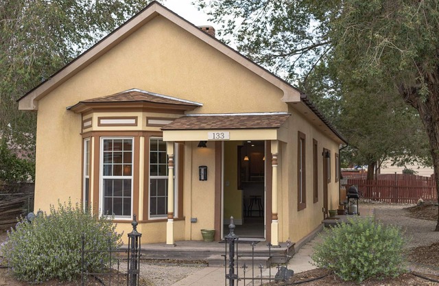 Dog Friendly! Dunwell Cottage: Cute Downtown Home, Close to Everything!