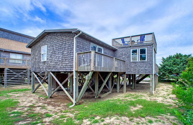 Dog-friendly home w/deck, outdoor shower, washer/dryer, beach access, ocean view