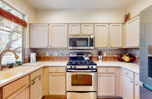 Dog-friendly home with pool, hot tub, tennis, gym, patio, on-site restaurant, AC