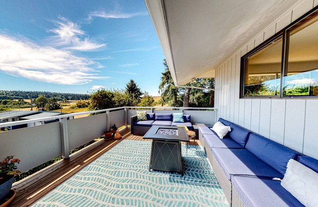 Dog-friendly home with sound view, fireplace, pizza oven & hot tub