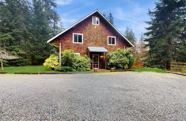Dog-Friendly Home with Peaceful Location Near Lake and Town