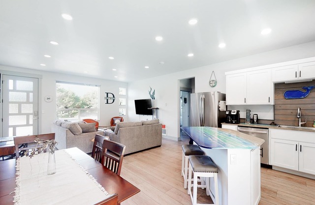 Dog-Friendly Home with WiFi, Private Washer/Dryer, Balcony, and Two Living Rooms