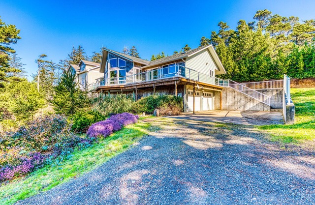 Dog-friendly house w/ocean & mountain views - easy beach/park access, game room