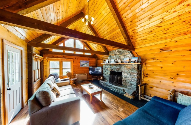 Dog-friendly, lakeside home w/private dock/deck/free WiFi