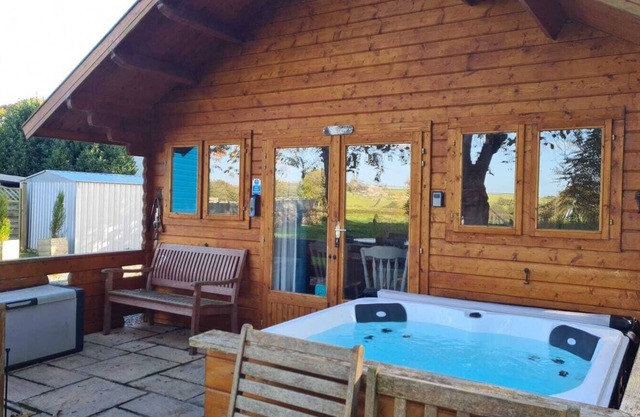 Dog Friendly Log Cabin with Hot Tub - Seiriol