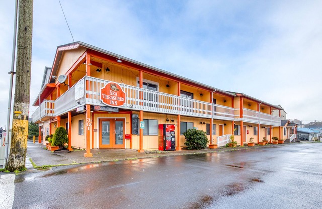 Dog-friendly motel w/kitchens & kitchenettes and WiFi - walk to the beach
