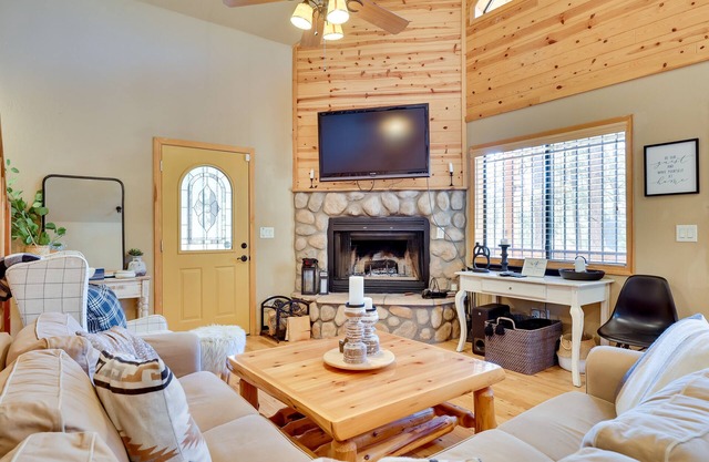 Dog-Friendly Nutrioso Cabin w/Wraparound Porch!