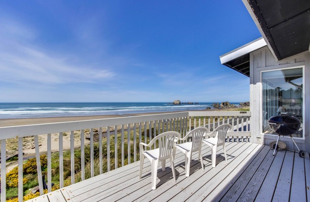 Dog-friendly oceanfront home w/beach access, deck-minutes from town-EV Charger