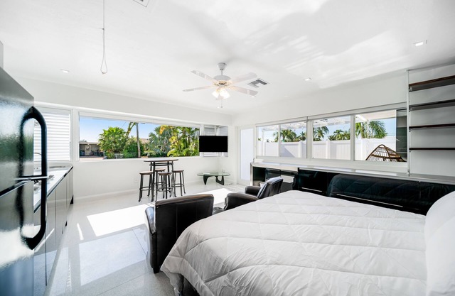 Dog-friendly studio with private hot tub, patio, enclosed yard, & full kitchen