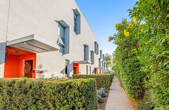 Dog-friendly townhouse with central AC and washer/dryer - snowbirds welcome