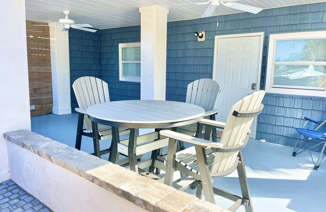 Dogs Welcome! Cute space, fresh out of entire renovation! Steps to beach!