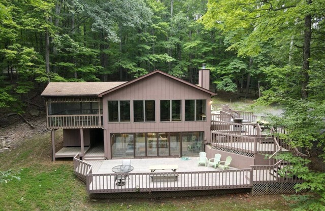 Dogwood Knoll - wifi, pool access, fireplace, grill, hiking, king bed