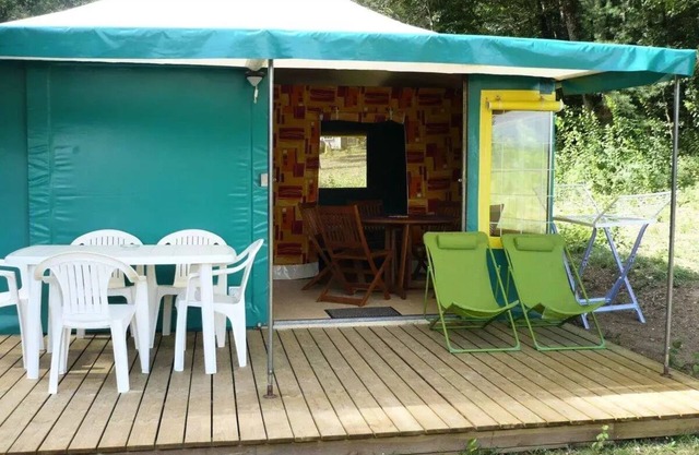 Domaine de Corneuil * - Tent Kanada Comfort with shower cabin and toilet 5 people