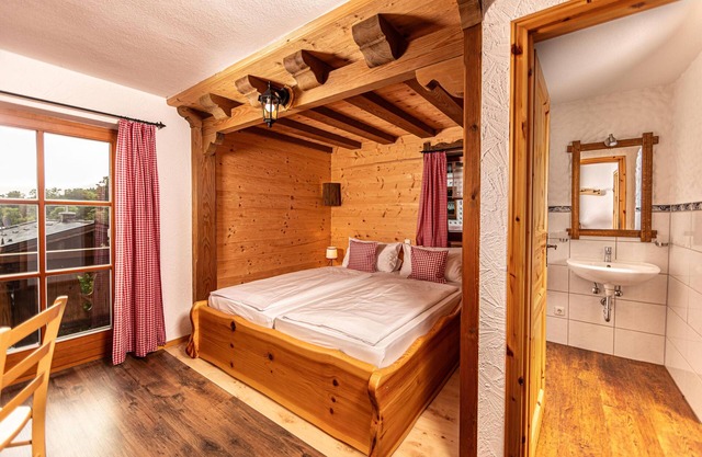 Doppelzimmer Watzmannhaus mit Urigem Hüttenflair