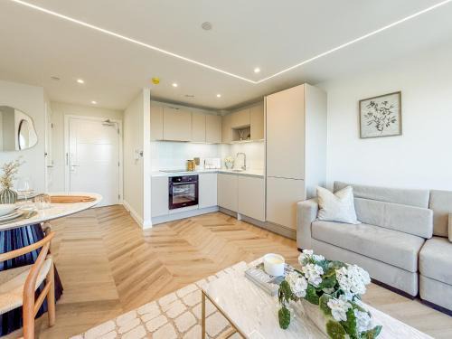 Dorchester Centre Apartment - Free Parking & Views